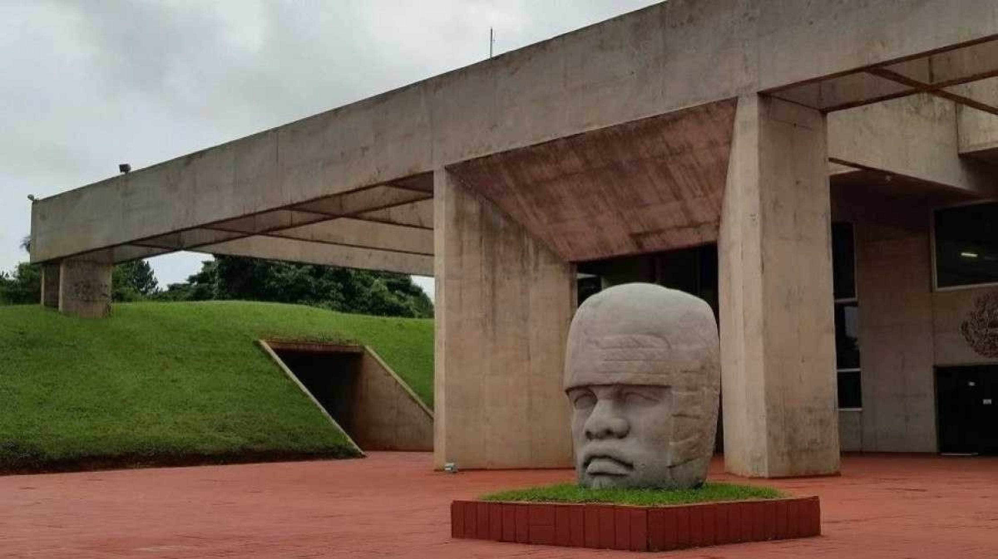 Tipo, topos, totem: Embaixada do México em Brasília