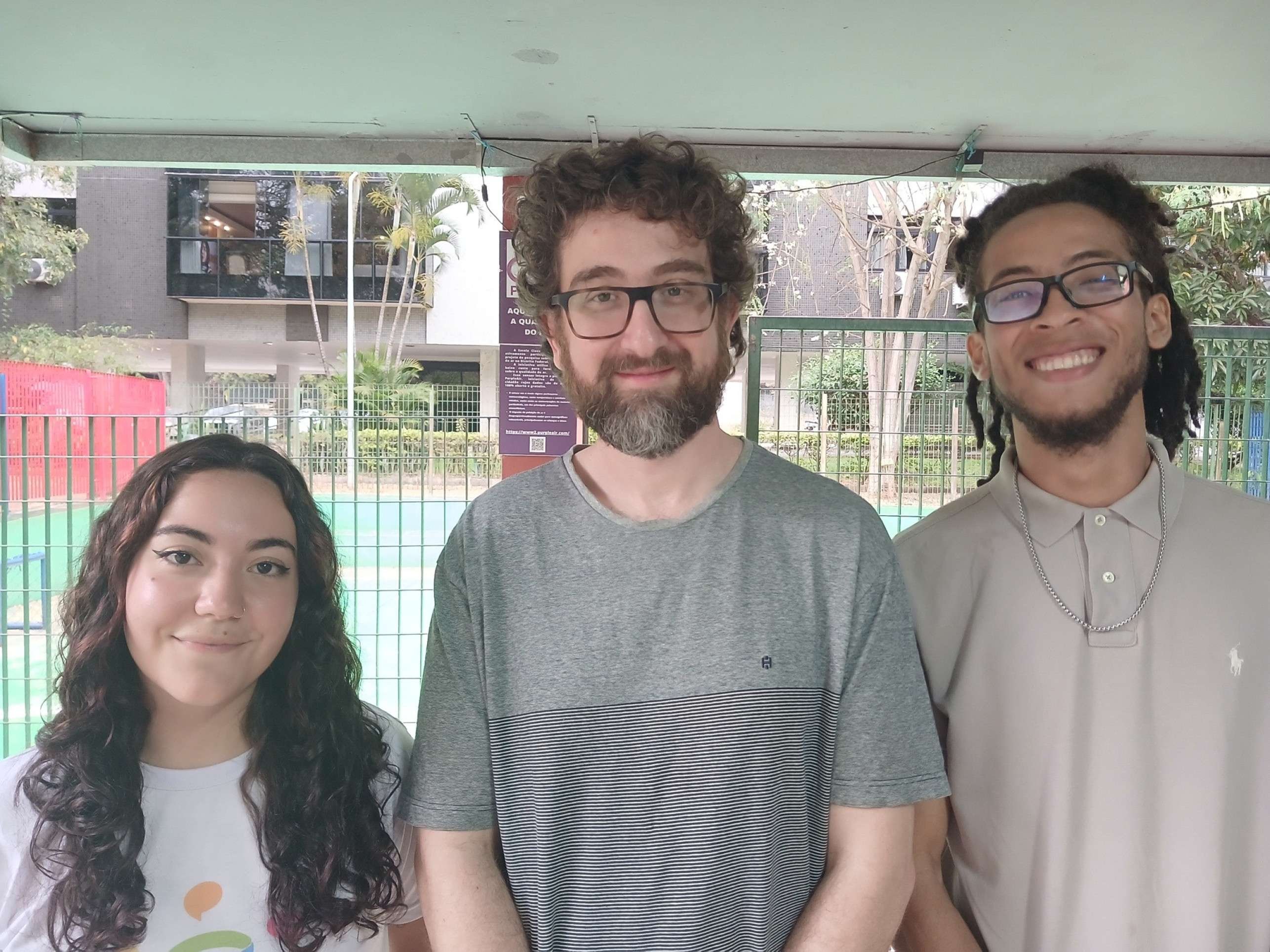 Vladimir Puzone entre os alunos Maria Burmann e Kaio Pereira