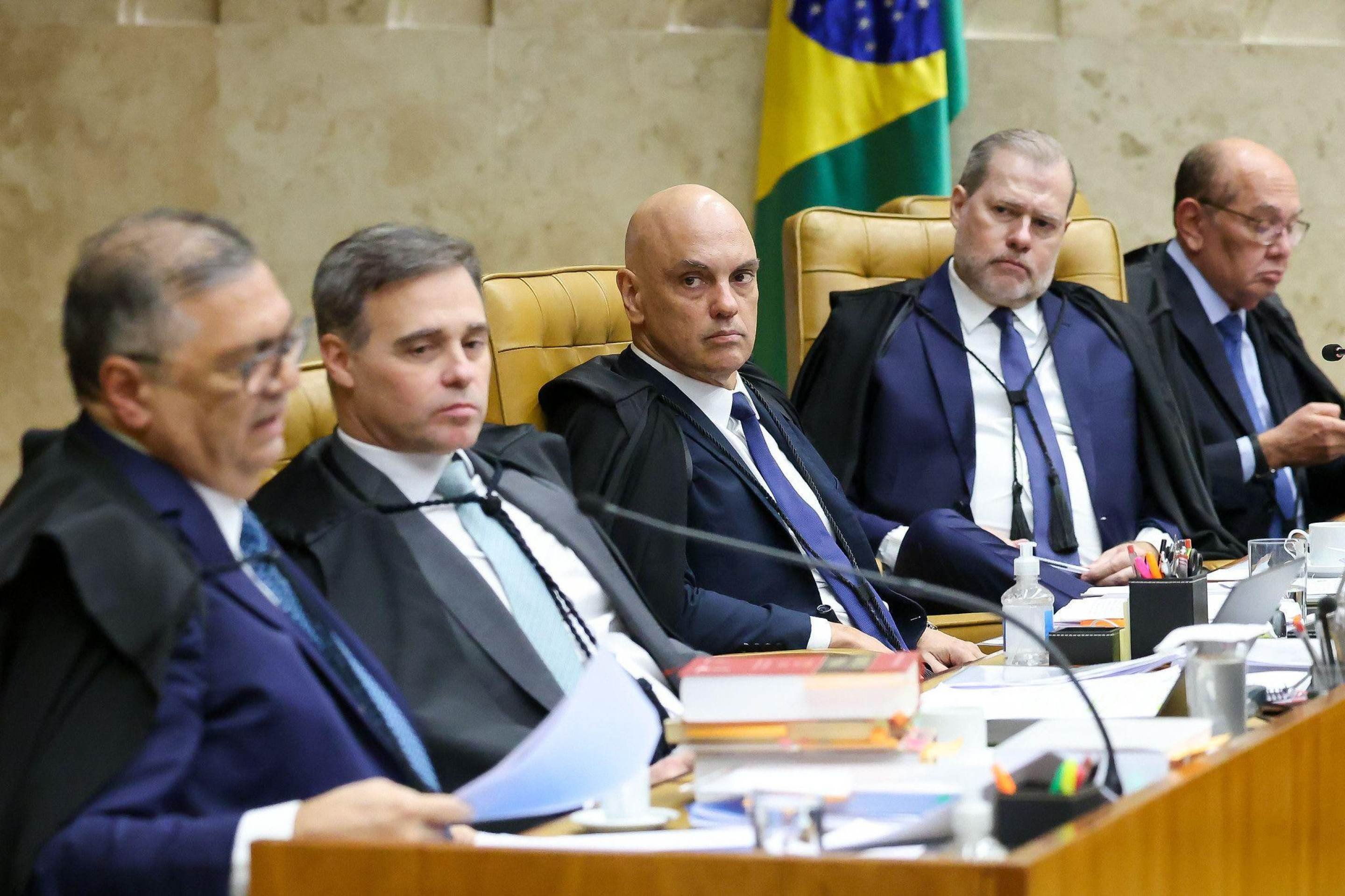 Moraes e Mendonça deveriam ser impedidos de votar? Juristas respondem perguntas de leitores da BBC sobre sessão histórica do STF - Foto