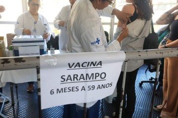 Posto de vacinação contra o Sarampo na Estação Metrô Tucuruvi em São Paulo - (crédito: Paulo Pinto/Agencia Brasil) Posto de vacinação contra o Sarampo na Estação Metrô Tucuruvi em São Paulo - (crédito: Paulo Pinto/Agencia Brasil)