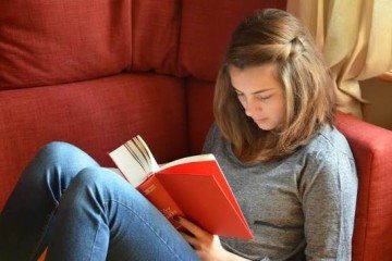 Adolescentes que começam a ler por prazer na infância demonstram, mais tarde, melhor atenção, memória de trabalho, memória episódica e controle inibitório, diz um estudo com 10 mil pessoas - (crédito: PxHere/Divulgação ) Adolescentes que começam a ler por prazer na infância demonstram, mais tarde, melhor atenção, memória de trabalho, memória episódica e controle inibitório, diz um estudo com 10 mil pessoas - (crédito: PxHere/Divulgação )