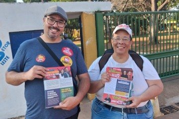 Em ação com estudantes e professores, o professor Robson (PSTU) denunciou o uso de verbas públicas em esquemas investigados pela Polícia Federal -  (crédito: Divulgação)