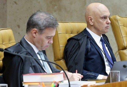  Brazilian Supreme Federal Court (STF) Justice Alexandre de Moraes (R) looks on next to STF Justice Andre Mendonca during a hearing on the investigation into alleged links between Alexandre de Moraes and banker Daniel Vorcaro at the STF in Brasilia on September 15, 2026. Brazil's Supreme Court will examine accusations about one of its top justice's ties to a jailed banker, in an unprecedented crisis that has eclipsed the country's presidential election campaign. (Photo by ROSINEI COUTINHO / Brazilian Supreme Court / AFP) / RESTRICTED TO EDITORIAL USE - MANDATORY CREDIT "AFP PHOTO / Brazil's Supreme Court / Rosinei COUTINHO" - NO MARKETING NO ADVERTISING CAMPAIGNS - DISTRIBUTED AS A SERVICE TO CLIENTS
      Caption  -  (crédito: ROSINEI COUTINHO / STF/ AFP)