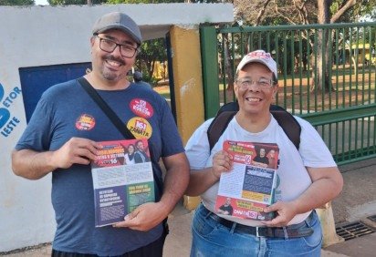 Em ação com estudantes e professores, o professor Robson (PSTU) denunciou o uso de verbas públicas em esquemas investigados pela Polícia Federal -  (crédito: Divulgação) -Em ação com estudantes e professores, o professor Robson (PSTU) denunciou o uso de verbas públicas em esquemas investigados pela Polícia Federal -  (crédito: Divulgação)
