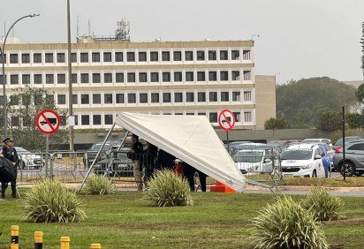 Ventos fortes derrubaram tenda de jornalistas em frente ao STF -  (crédito: Davi Cruz/CB/DA Press) -Ventos fortes derrubaram tenda de jornalistas em frente ao STF -  (crédito: Davi Cruz/CB/DA Press)