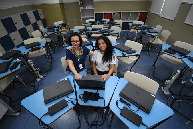A professora Sylvana Santos com a aluna Esther de Alencar: do livro para a prática -  (crédito: Marcelo Ferreira/CB/D.A Press)