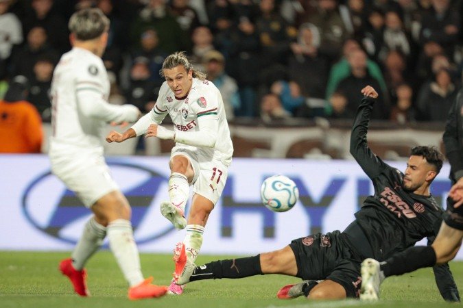 O meia uruguaio Agustín Canobbio finaliza com perfeição para diminuir o placar no segundo tempo, ontem, na derrota por 2 x 1 para o Platense - (crédito: Marcelo Gonçalves / Fluminense FC) O meia uruguaio Agustín Canobbio finaliza com perfeição para diminuir o placar no segundo tempo, ontem, na derrota por 2 x 1 para o Platense - (crédito: Marcelo Gonçalves / Fluminense FC)