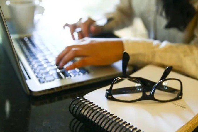 A revalida&ccedil;&atilde;o de diplomas estrangeiros envolve o uso de plataformas digitais e a an&aacute;lise de vasta documenta&ccedil;&atilde;o -  (crédito: Marcelo Camargo/Ag&ecirc;ncia Brasil)