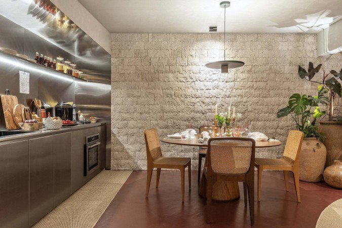 O inox ganha protagonismo na cozinha do Loft Jade, assinada por Alessandra Passero e Didacio Duailibe, em composição com pedra natural, madeira e outros elementos - (crédito: Fotos: Edgard César) O inox ganha protagonismo na cozinha do Loft Jade, assinada por Alessandra Passero e Didacio Duailibe, em composição com pedra natural, madeira e outros elementos - (crédito: Fotos: Edgard César)