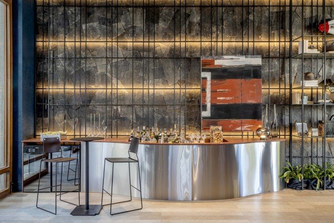 No Jetour Primavia Experience, o inox integra a linguagem moderna e industrial proposta pela arquiteta Fabiana Boner
