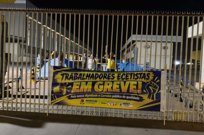 Trabalhadores em greve ocupam bloqueiam entrada e saída de cargas no SIA - (crédito: Divulgação/Sindtec-DF) Trabalhadores em greve ocupam bloqueiam entrada e saída de cargas no SIA - (crédito: Divulgação/Sindtec-DF)