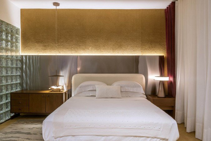 No Espaço Brasal, Bruno Pessoa leva o inox para o quarto e utiliza na cabeceira da cama, em uma proposta que foge do uso tradicional do material