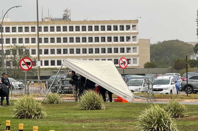 Ventos fortes derrubaram tenda de jornalistas em frente ao STF - (crédito: Davi Cruz/CB/DA Press) Ventos fortes derrubaram tenda de jornalistas em frente ao STF - (crédito: Davi Cruz/CB/DA Press)