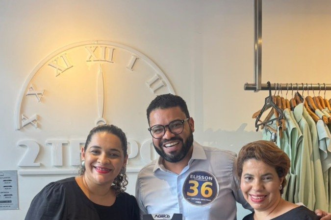 Elisson Ferreira (Agir) apresenta propostas a trabalhadores durante panfletagem no comércio da Asa Sul - (crédito: Divulgação) Elisson Ferreira (Agir) apresenta propostas a trabalhadores durante panfletagem no comércio da Asa Sul - (crédito: Divulgação)