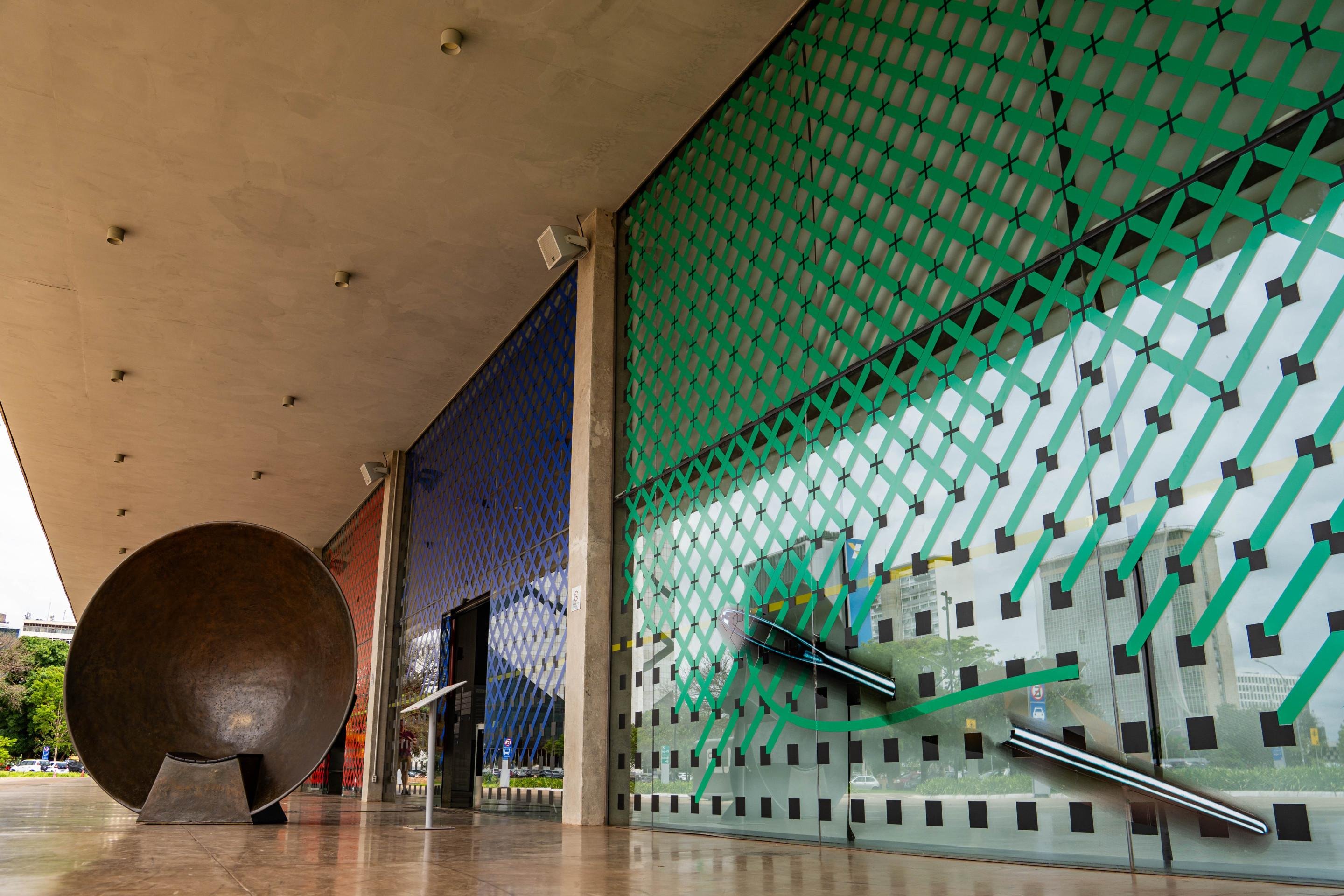 Obra Bordaduras, de Regina Silveira, leva ilusionismo e geometria para a fachada do SesiLab
