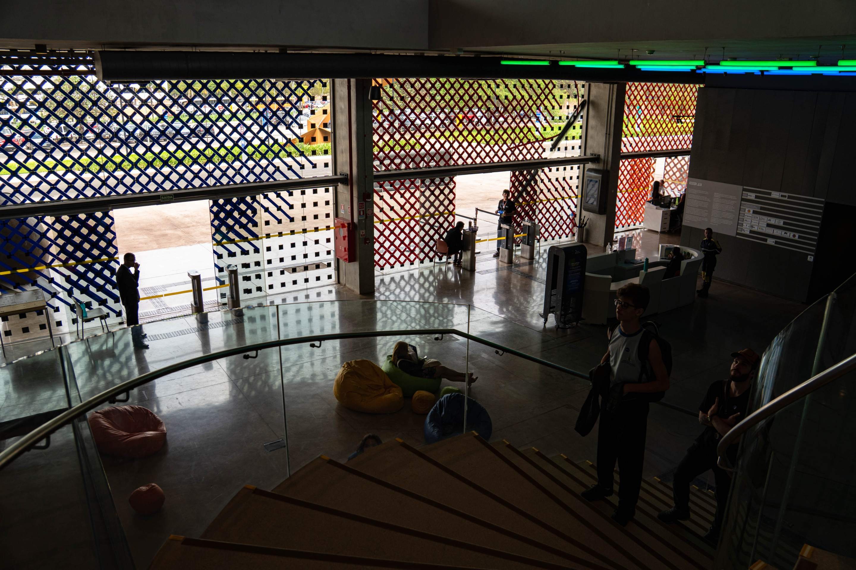 Obra Bordaduras, de Regina Silveira, leva ilusionismo e geometria para a fachada do SesiLab