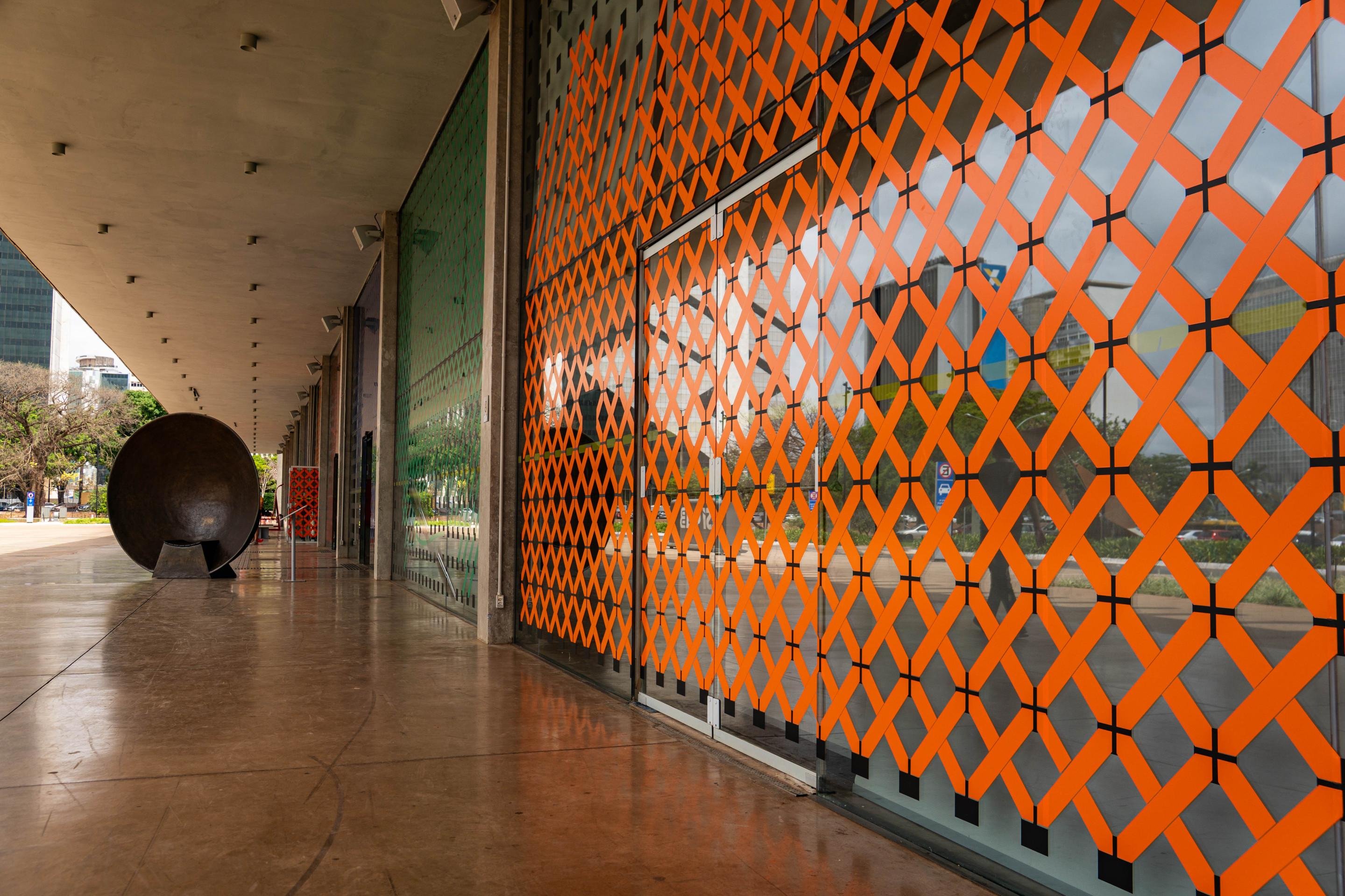 Obra Bordaduras, de Regina Silveira, leva ilusionismo e geometria para a fachada do SesiLab
