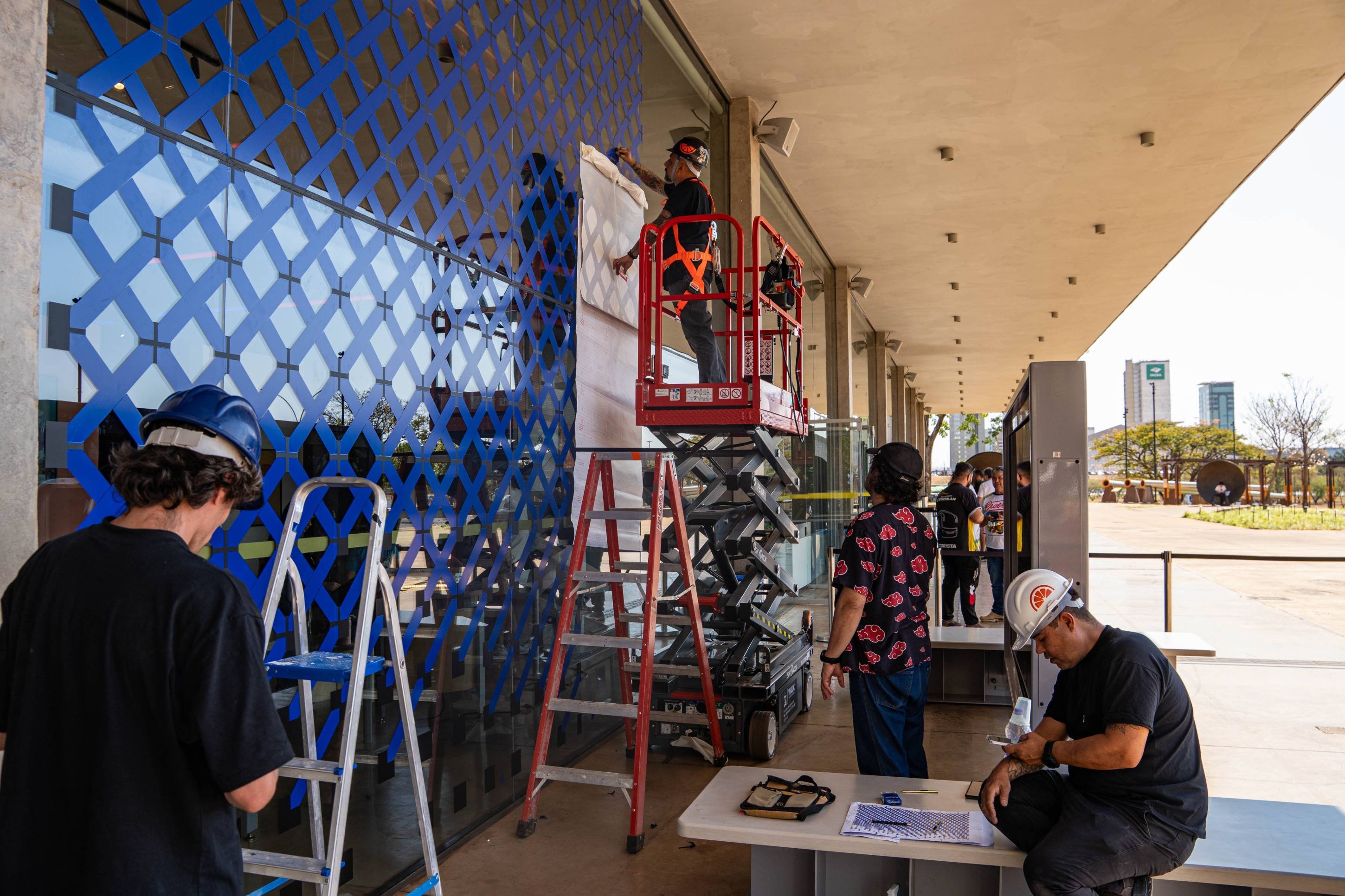Obra Bordaduras, de Regina Silveira, leva ilusionismo e geometria para a fachada do SesiLab