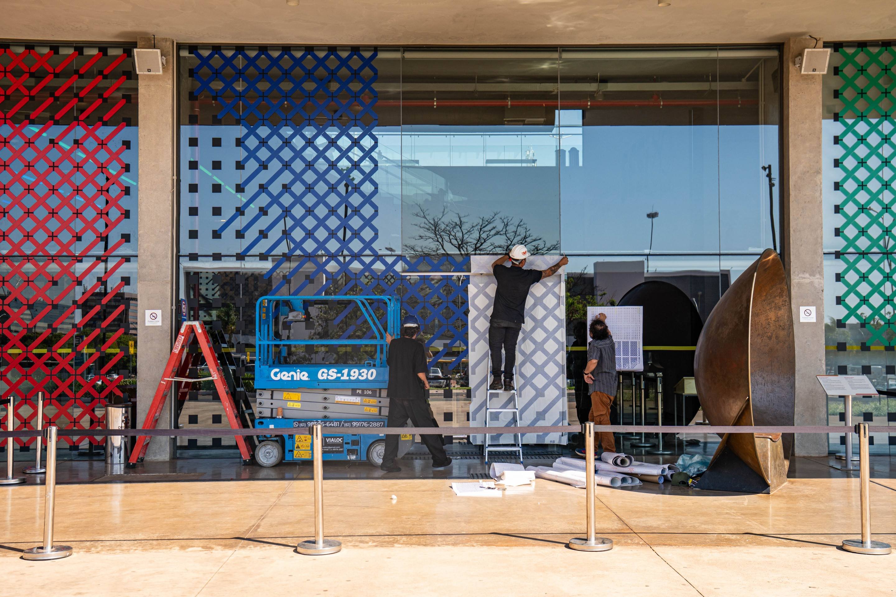 Obra Bordaduras, de Regina Silveira, leva ilusionismo e geometria para a fachada do SesiLab