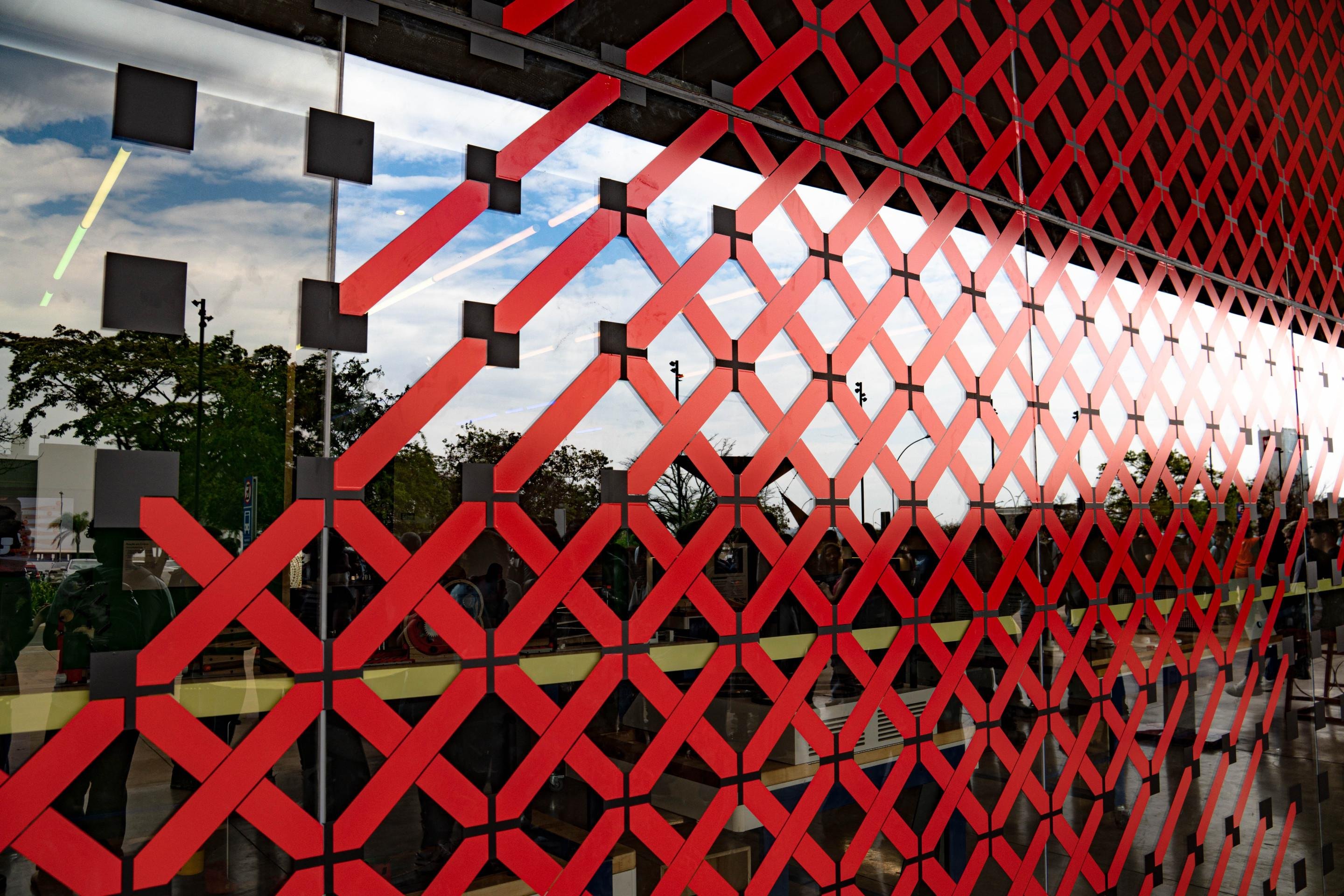 Obra Bordaduras, de Regina Silveira, leva ilusionismo e geometria para a fachada do SesiLab