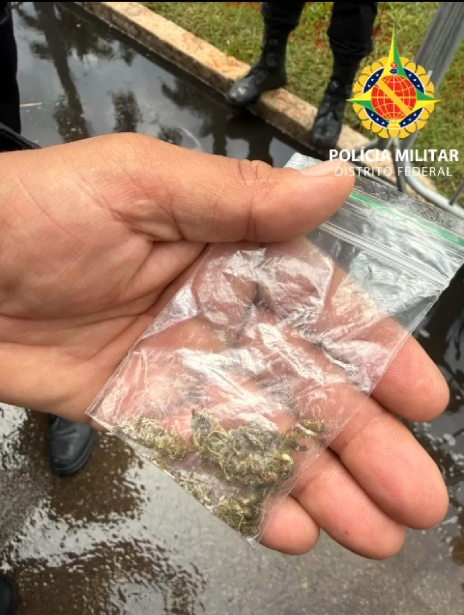 Na abordagem, foi encontrada uma por&ccedil;&atilde;o de droga", explicou o major