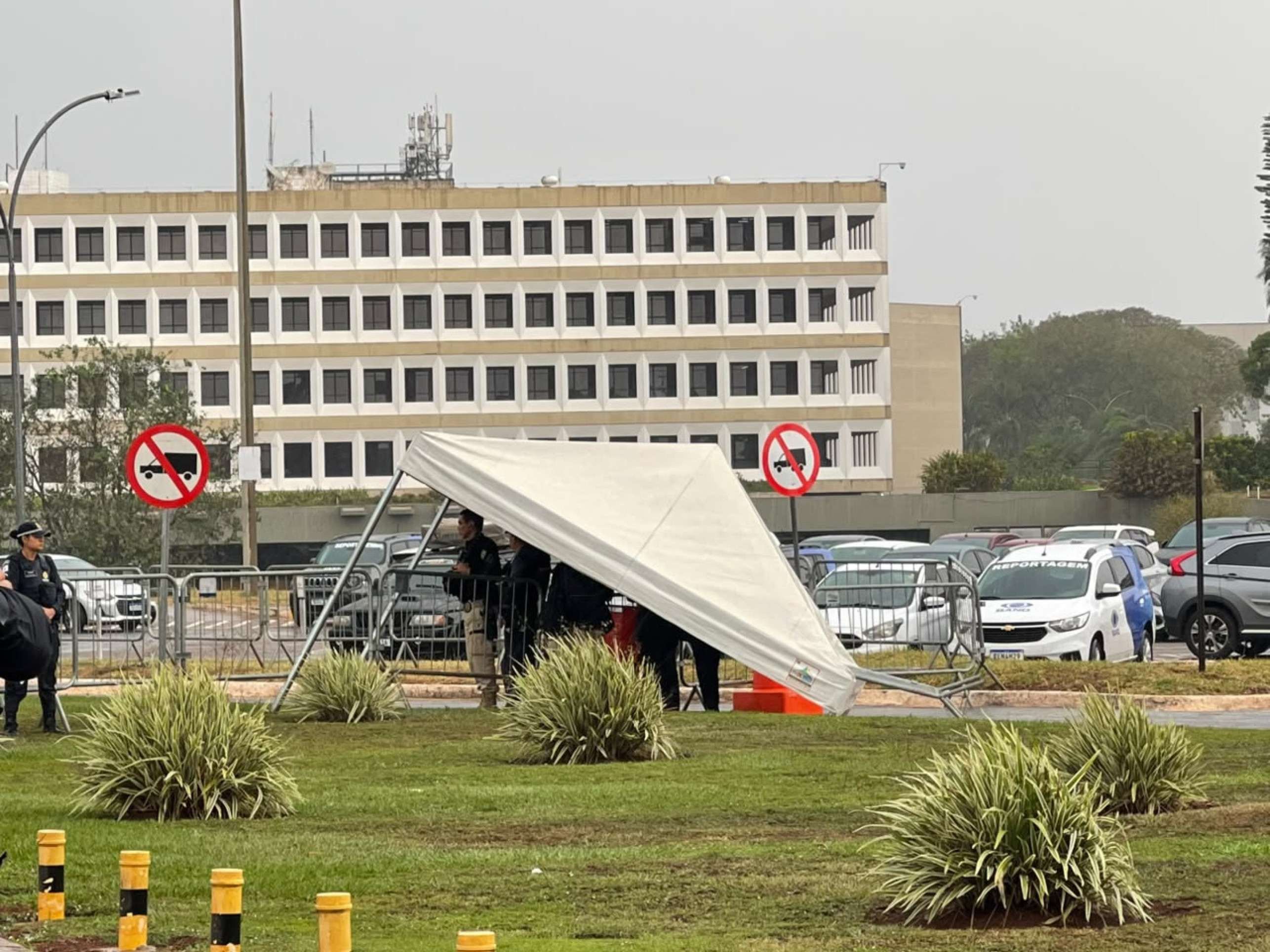 Mau tempo derruba tenda que abrigava jornalistas pr&oacute;ximo ao STF