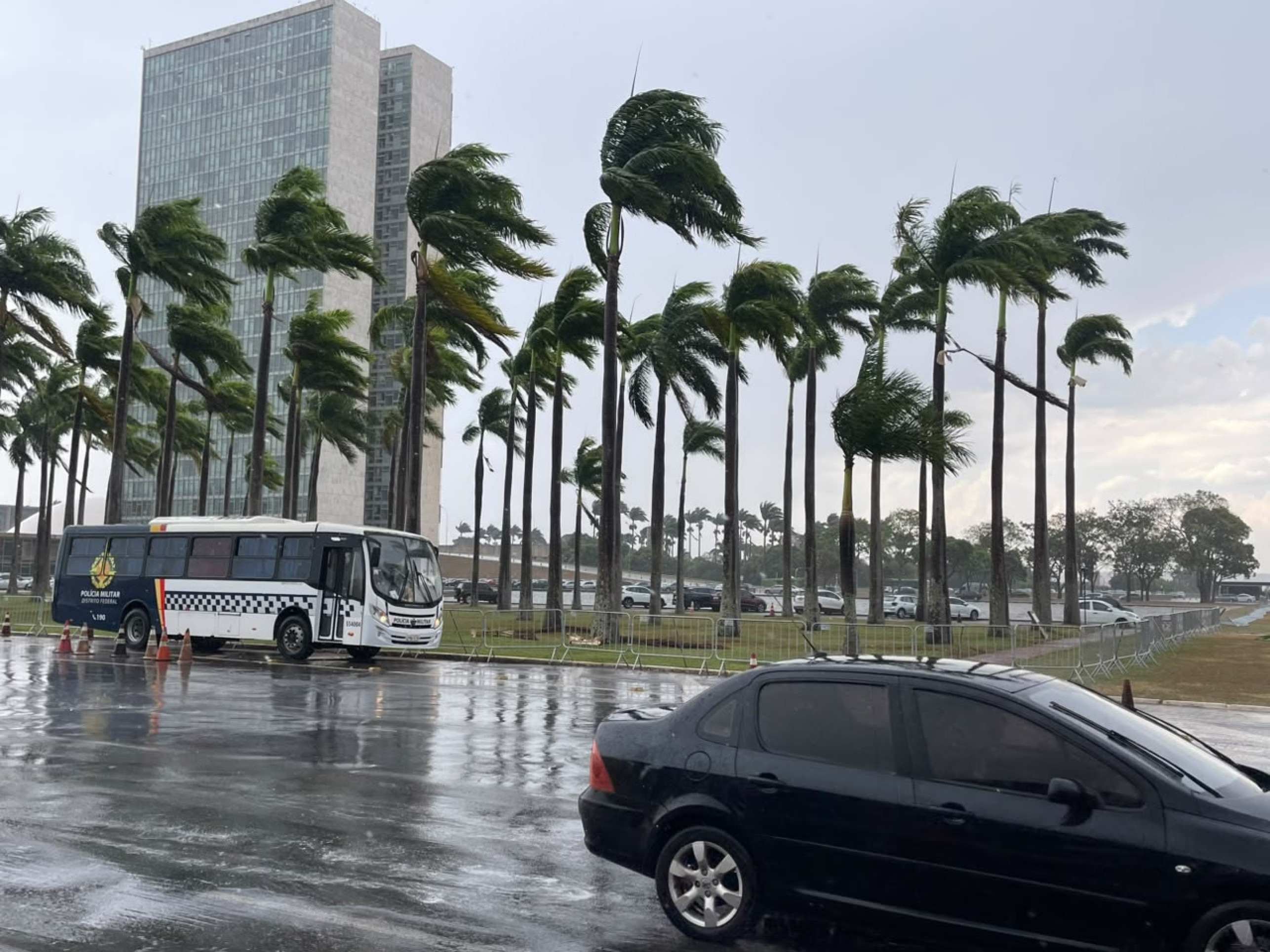 A chuva e os fortes ventos pegaram todos de surpresa
