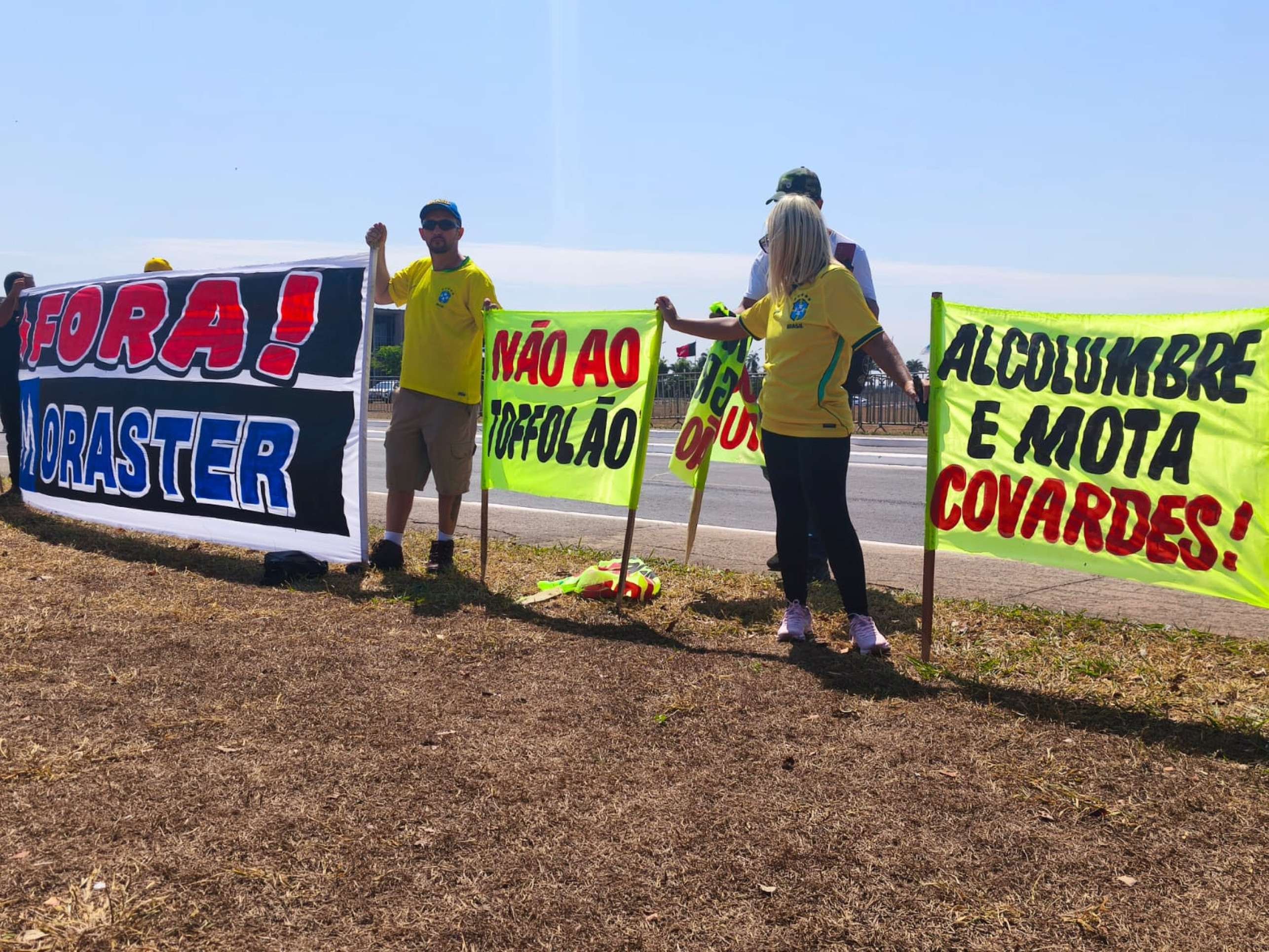 Manifestantes ergueram placas contra Moraes