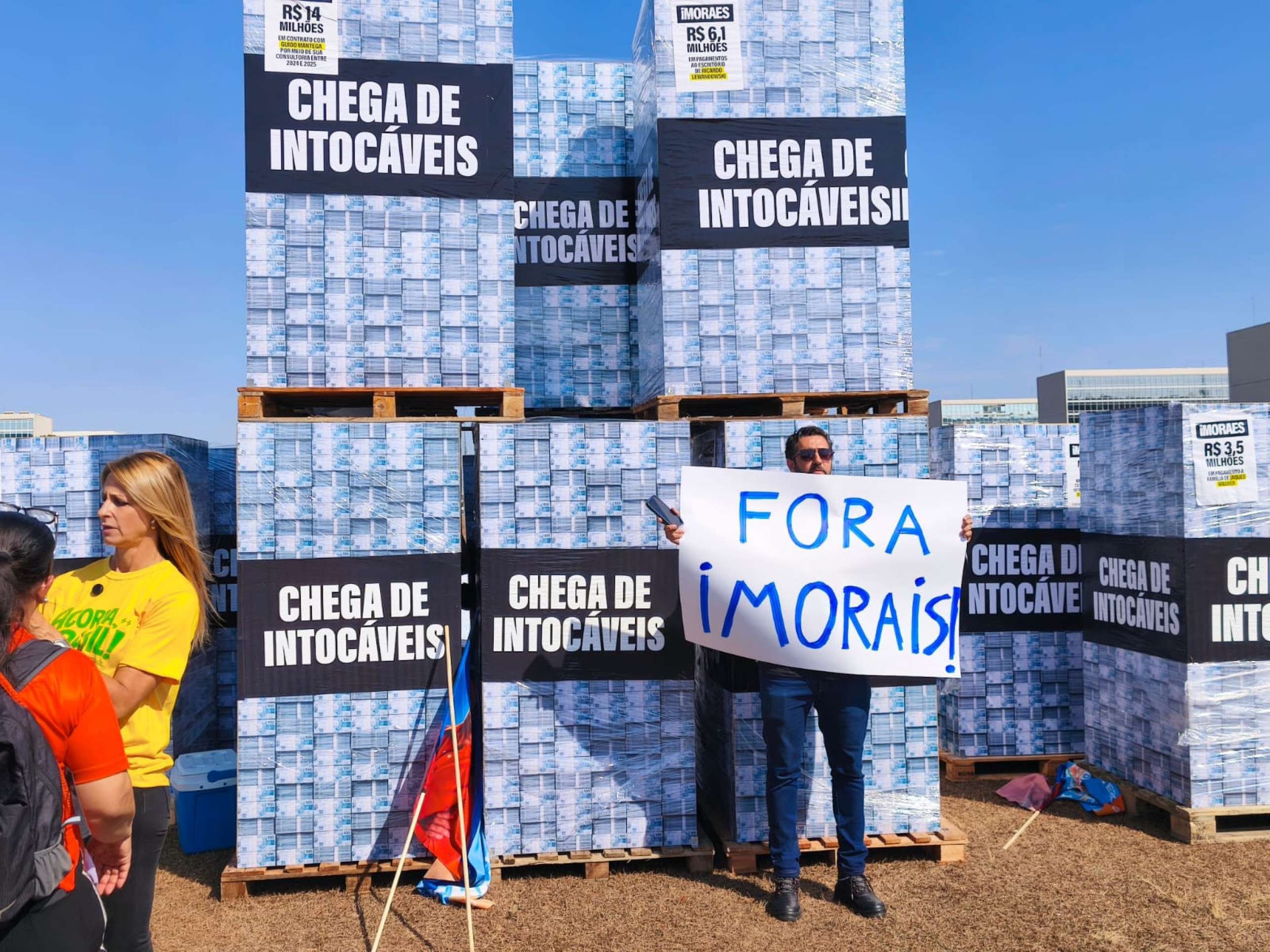 Danilo Ramos se reuniu em frente &agrave; Alameda das Na&ccedil;&otilde;es para protestar contra o ministro Alexandre de Moraes e o presidente Lula
