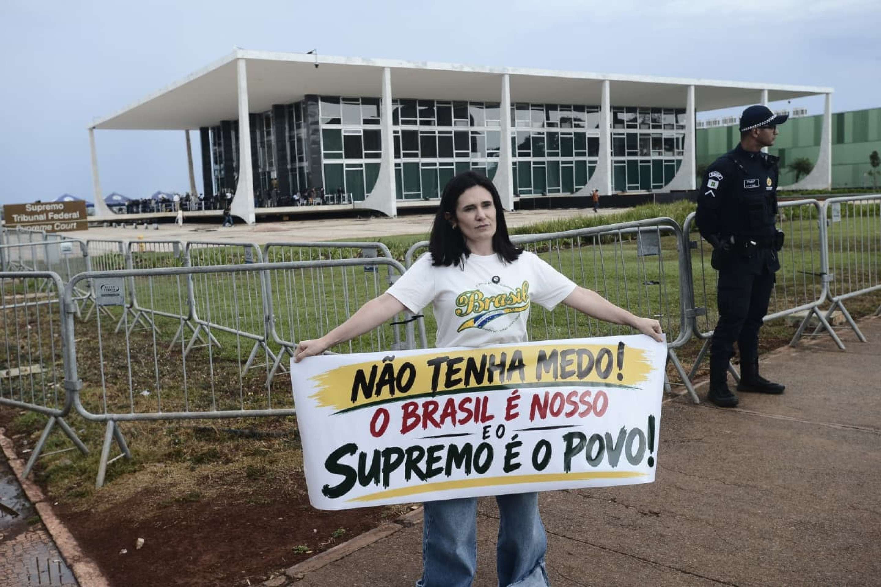 Mari Miola protesta contra o cen&aacute;rio pol&iacute;tico: 