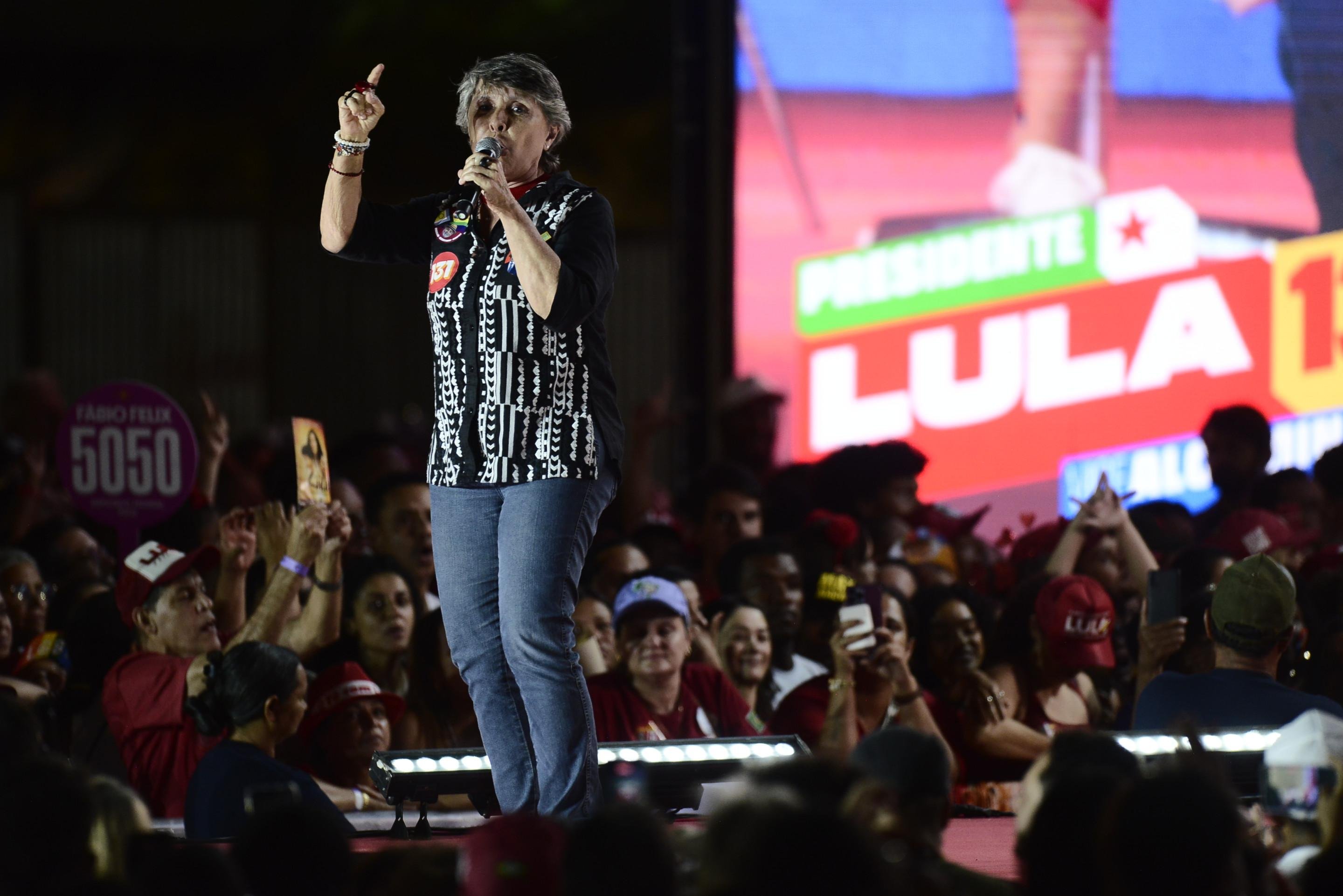 Ao lado de apoiadores no DF, Erika Kokay (PT) relembrou seus 50 anos de vida pública e cobrou a proteção das riquezas estratégicas do país -  (crédito:     Minervino Junior/CB/D.A Press                                 )