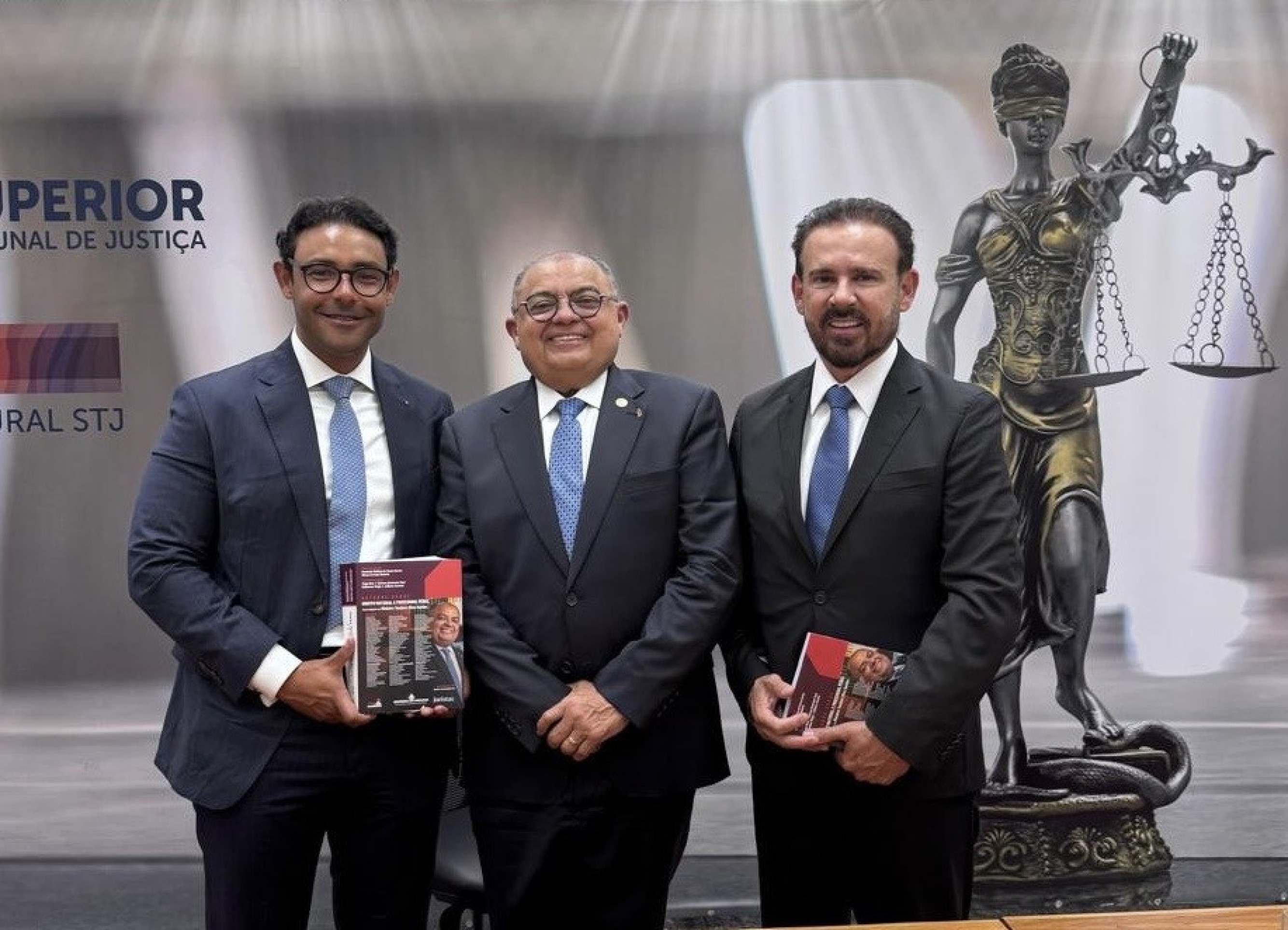 2026. Eixo Capital. Os advogados Elias Albuquerque e Raul Saboia com o ministro Teodoro Silva Santos (no meio) 