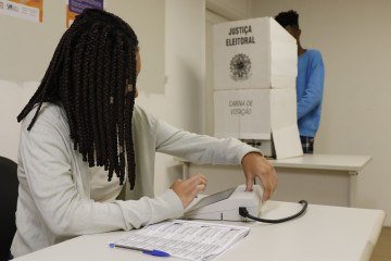 O contingente mobilizado na eleição municipal de 2024 ultrapassou a marca de 1,8 milhão de mesários em todo o país - (crédito: Fernando Frazão/Agência Brasil) O contingente mobilizado na eleição municipal de 2024 ultrapassou a marca de 1,8 milhão de mesários em todo o país - (crédito: Fernando Frazão/Agência Brasil)