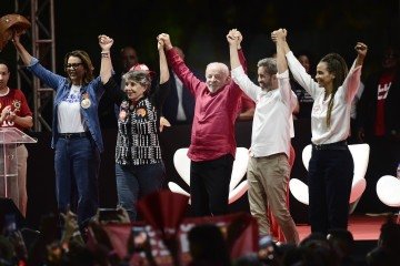 Lula com Leila Barros, Erika Kokay, Leandro Grass e Dora Gomes, na Praça do Cidadão, em Ceilândia: 'Este país não comporta político vira-lata' - (crédito: Minervino Junior/CB/D.A Press) Lula com Leila Barros, Erika Kokay, Leandro Grass e Dora Gomes, na Praça do Cidadão, em Ceilândia: 'Este país não comporta político vira-lata' - (crédito: Minervino Junior/CB/D.A Press)
