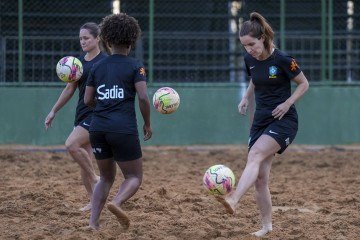 A Seleção Brasileira feminina de beach soccer durante o treino na Arena Guariroba: conhecimento da areia para o torneio neste fim de semana no Cerrado - (crédito: Nelson Terme/CBF) A Seleção Brasileira feminina de beach soccer durante o treino na Arena Guariroba: conhecimento da areia para o torneio neste fim de semana no Cerrado - (crédito: Nelson Terme/CBF)