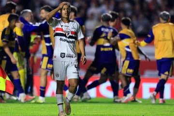A desorganização da linha defensiva tricolor no segundo tempo abriu espaço para o gol decisivo do lateral argentino Leandro Lozano -  (crédito: Miguel Schincariol/AFP)
