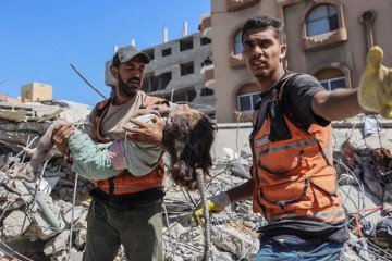 O porta-voz da Defesa Civil, Mahmoud Basal, informou que as equipes recuperaram pelo menos 12 corpos, incluindo cinco crianças - (crédito: Omar AL-Qattaa/AFP) O porta-voz da Defesa Civil, Mahmoud Basal, informou que as equipes recuperaram pelo menos 12 corpos, incluindo cinco crianças - (crédito: Omar AL-Qattaa/AFP)