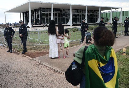 Policiais e cidad&atilde;os em frente ao Supremo Tribunal Federal, palco da crise institucional  -  (crédito: Minervino J&uacute;nior/CB/D.A.Press) -Policiais e cidad&atilde;os em frente ao Supremo Tribunal Federal, palco da crise institucional  -  (crédito: Minervino J&uacute;nior/CB/D.A.Press)