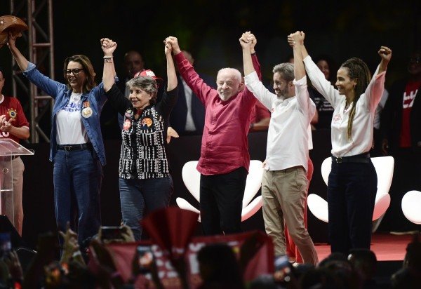 Lula com Leila Barros, Erika Kokay, Leandro Grass e Dora Gomes, na Praça do Cidadão, em Ceilândia: 'Este país não comporta político vira-lata' -  (crédito:  Minervino Junior/CB/D.A Press)