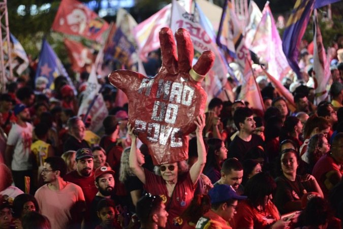 Militantes e moradores enfrentam o tempo instável e cobrem a Praça do Trabalhador com adereços vermelhos e cânticos de apoio ao presidente Lula durante comício - (crédito: Minervino Junior/CB/D.A Press ) Militantes e moradores enfrentam o tempo instável e cobrem a Praça do Trabalhador com adereços vermelhos e cânticos de apoio ao presidente Lula durante comício - (crédito: Minervino Junior/CB/D.A Press )