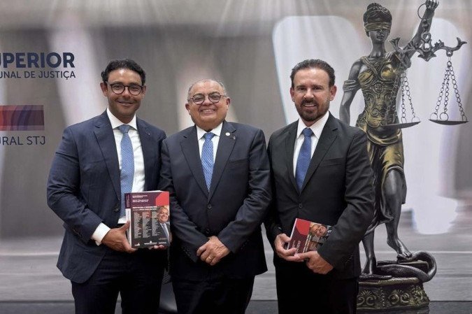 2026. Eixo Capital. Os advogados Elias Albuquerque e Raul Saboia com o ministro Teodoro Silva Santos (no meio)
