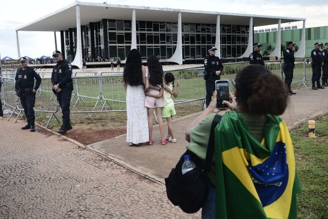 Policiais e cidadãos em frente ao Supremo Tribunal Federal, palco da crise institucional - (crédito: Minervino Júnior/CB/D.A.Press) Policiais e cidadãos em frente ao Supremo Tribunal Federal, palco da crise institucional - (crédito: Minervino Júnior/CB/D.A.Press)