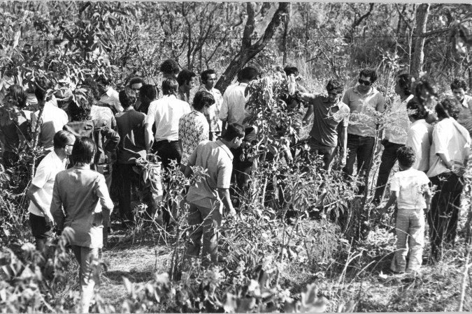 12/09/1973. Crédito: Cláudio Alves/CB/D.A Press. Brasil. BrasÃlia - DF. Pessoas no terreno da Universidade de BrasÃlia - UnB onde foi encontado o corpo da menina Ana LÃdia. Caption - (crédito: Cláudio Alves/CB/D.A Press) 12/09/1973. Crédito: Cláudio Alves/CB/D.A Press. Brasil. BrasÃlia - DF. Pessoas no terreno da Universidade de BrasÃlia - UnB onde foi encontado o corpo da menina Ana LÃdia. Caption - (crédito: Cláudio Alves/CB/D.A Press)