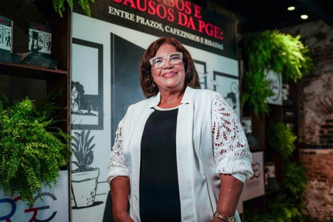  Eixo Capital. Jornalista Mara Santana lanÃ§a livro Â Casos e Causos da PGE-BAÂ
