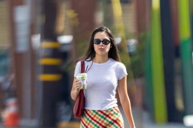 Saias midis com blusas básicas são perfeitas no dia a dia