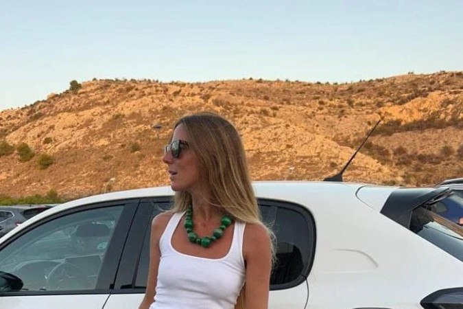 O lenço traz um toque de cor ao look