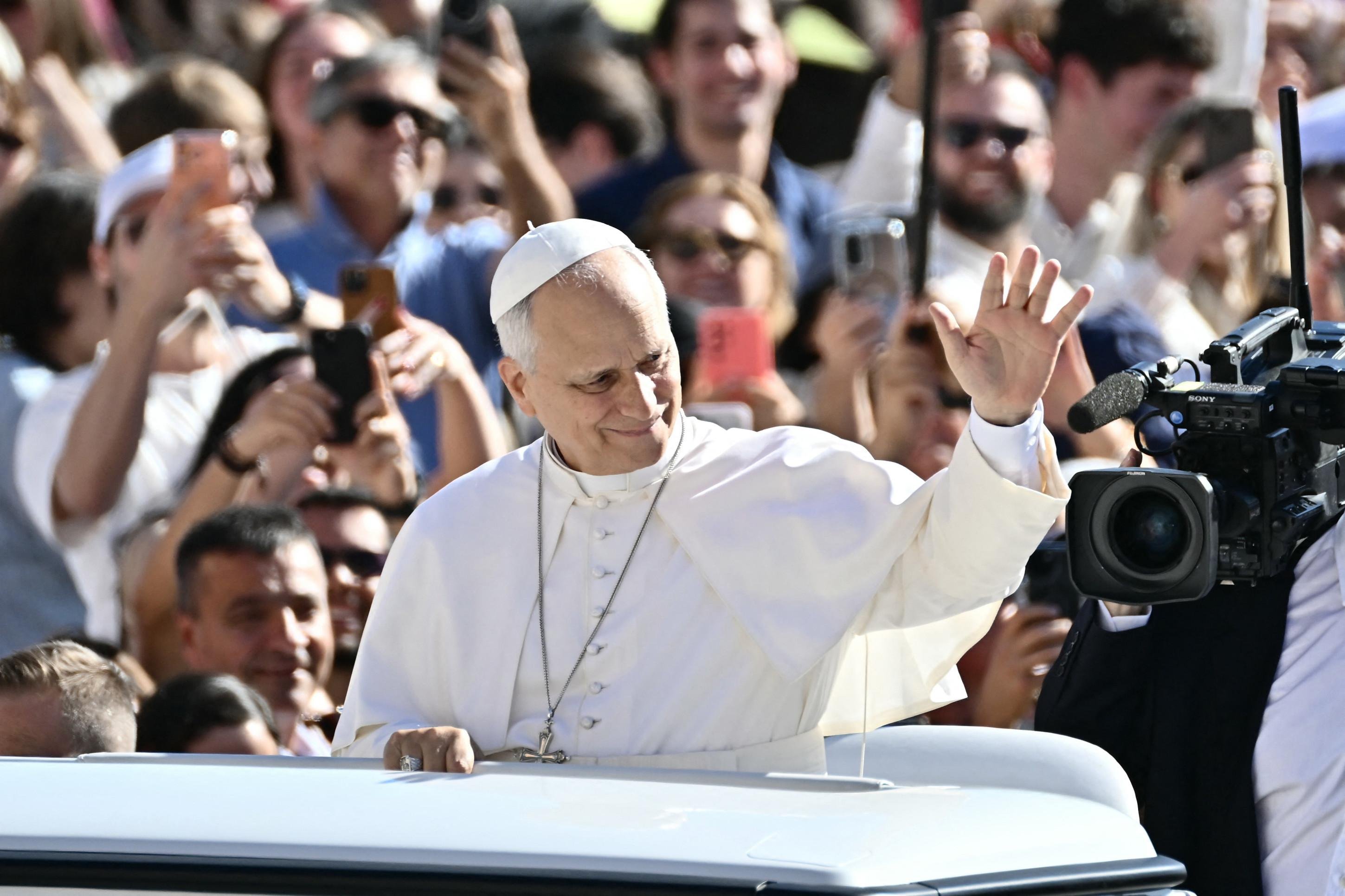 Papa Le&atilde;o XIV acena para fi&eacute;is ao chegar para a audi&ecirc;ncia geral, na Pra&ccedil;a de S&atilde;o Pedro