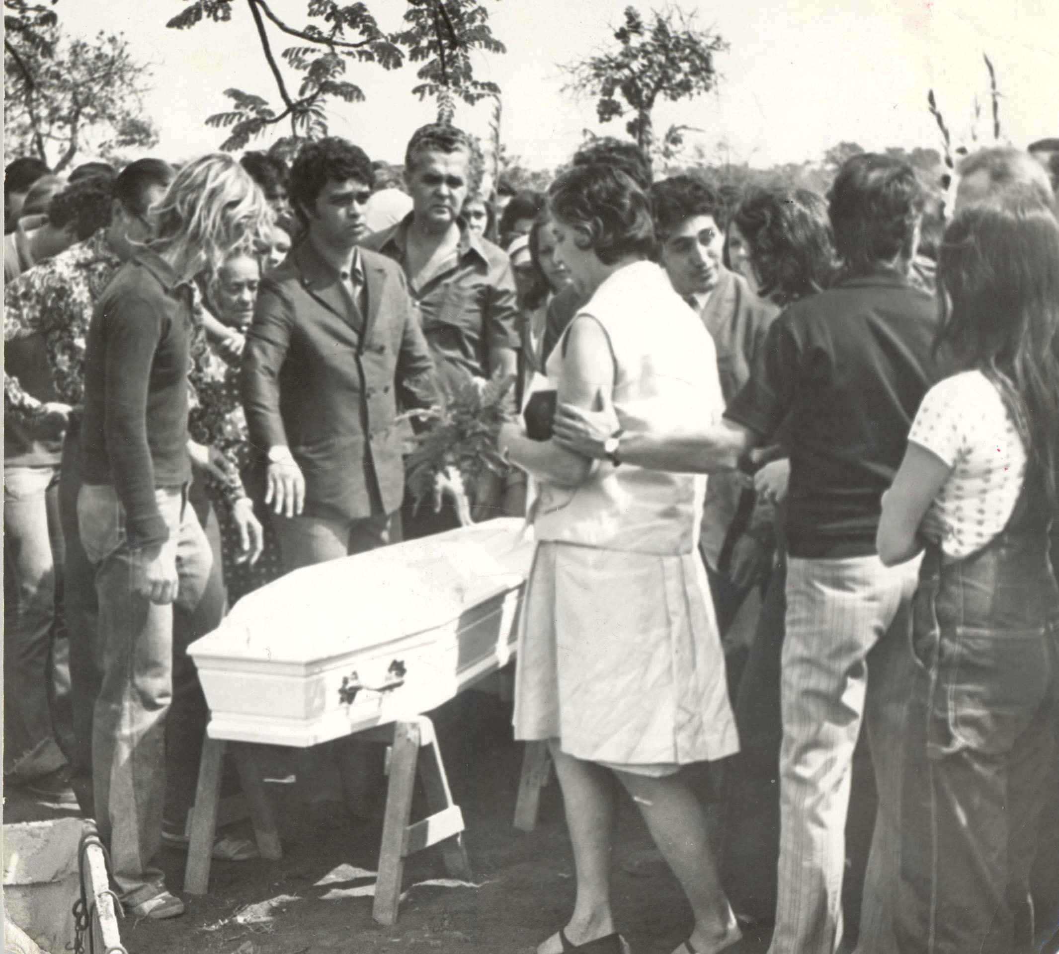  13/09/1973. Cr&eacute;dito: Alencar/CB/D.A Press. Brasil. Bras&iacute;lia - DF. Caix&atilde;o de Ana L&iacute;dia, em seu enterro.       Caption 