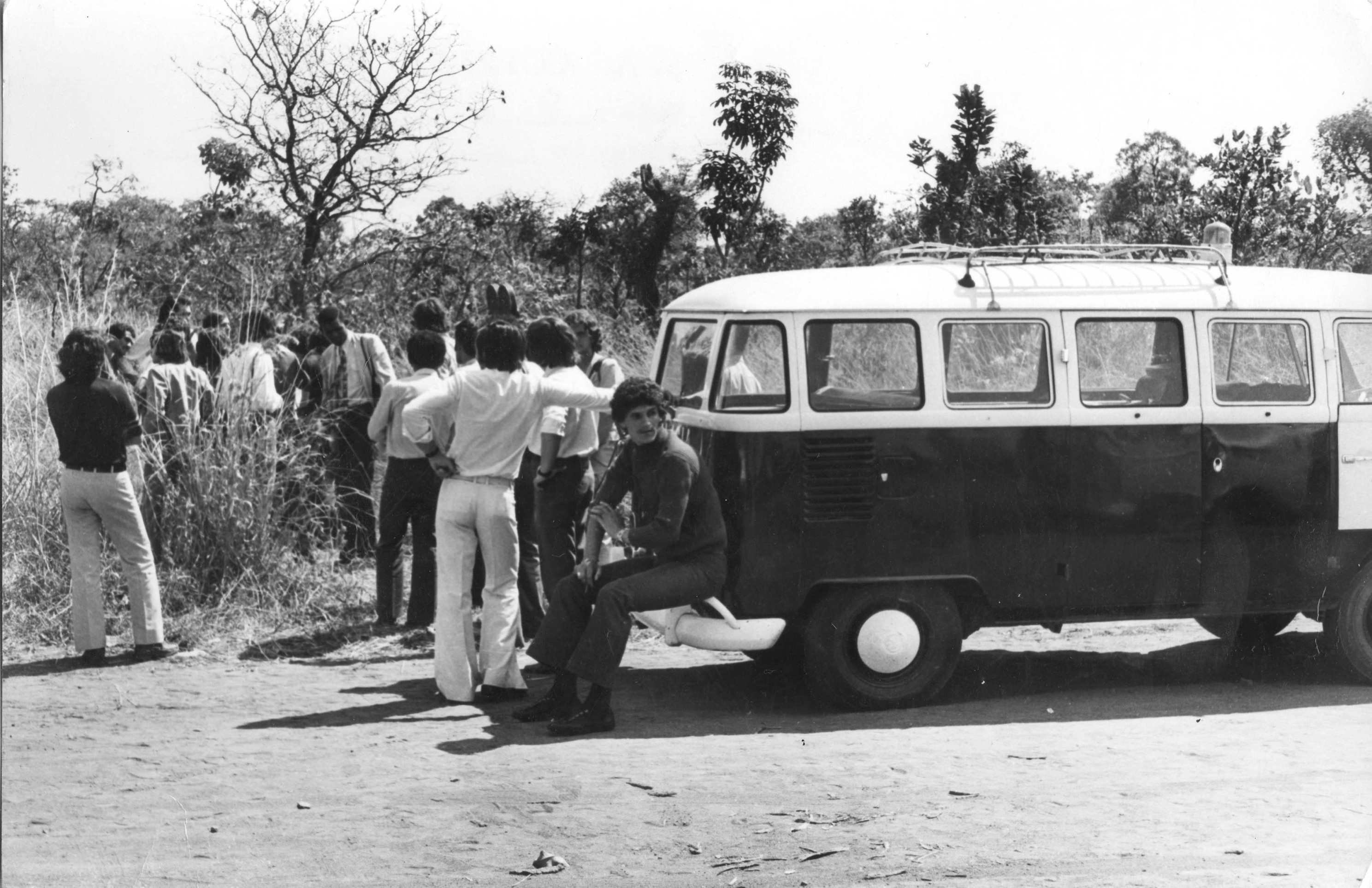  08/08/1977. Cr&eacute;dito: Arquivo CB/D.A Press. Brasil. Bras&iacute;lia - DF. Peritos e imprensa no terreno da Universidade de Bras&iacute;lia - UnB, onde foi encontrado o corpo da menina Ana L&iacute;dia.           Caption 