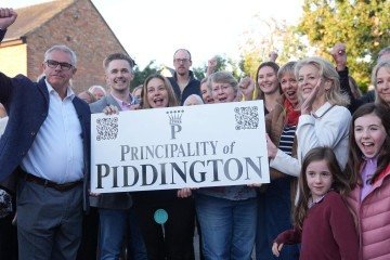 Uma placa com os dizeres 'Principado de Piddington' foi colocada na entrada da vila de Piddington -  (crédito: PA Media)